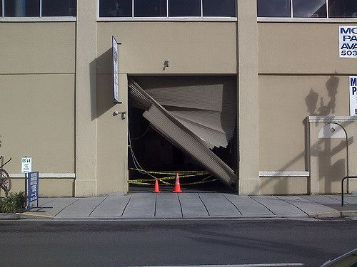 door-problem COMBIEN COÛTE LA RÉPARATION D’UNE PORTE DE GARAGE? QUELLES SONT LES PORTES DE GARAGE LES PLUS COURANTES?